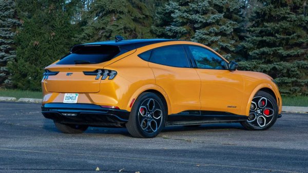 Mach-E варира от 97 200 до 141 110 лева в родното представителство в зависимост от версията. При стандартната получавате 400 км  пробег и 269 конски сили от един електрически мотор, поставено отзад. Надградете до батерията с разширен обхват и ще получите 515 км без зареждане.

Задвижващият модул получава повече мощност, за да компенсира по-тежката батерия и все още осигурява подобно време за спринт от 6,1 секунди. На върха на гамата Mach-E стои моделът Rally , който получава повече мощност и ви позволява да се забавлявате  офроуд.